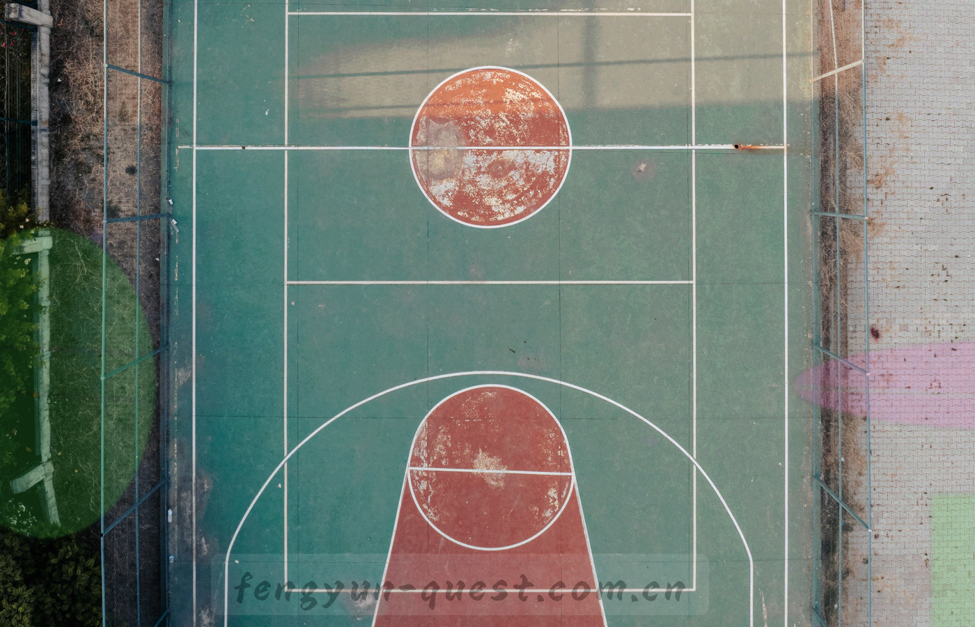 昏暗工作区内多块屏幕显示比分与数据网格的俯视角度画面
